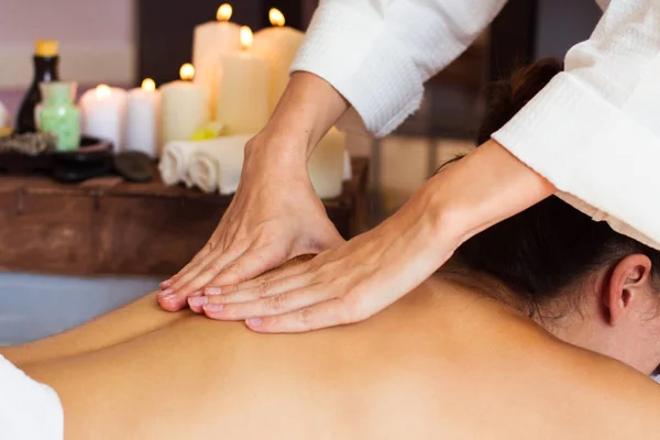 Hermosa mujer joven relajándose con masaje de manos en el spa de belleza. — Foto de Stock