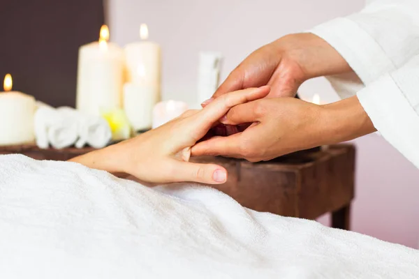 Kvinna tar emot en hand massage på spaet hälsa. — Stockfoto