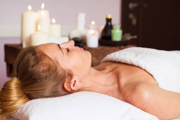 Masaje facial. Primer plano de una hermosa mujer recibiendo tratamientos de spa — Foto de Stock