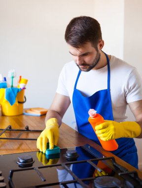 Young Men kauçuk koruyucu temizlik ve tencere Lehçe. Siyah