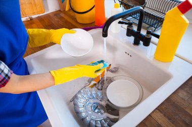 Güzel genç kadın ev temizlik yapar. Kız temizlik kı