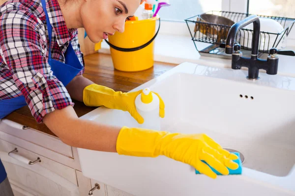 Mooie jonge vrouw maakt schoonmaken van het huis. Meisje schoonmaak ki — Stockfoto