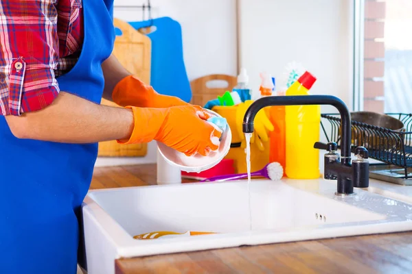 Adam mutfağın temizlik yapar. Genç adam bulaşıkları yıkar. Cle — Stok fotoğraf