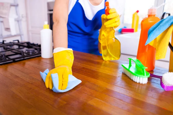 Beautiful young woman makes cleaning the house. Girl cleaning ki — Stock Photo, Image