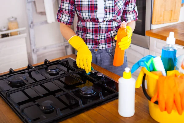 Mooie jonge vrouw maakt schoonmaken van het huis. Meisje schoonmaak ki — Stockfoto