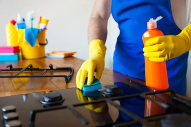 Young Men kauçuk koruyucu temizlik ve tencere Lehçe. Siyah