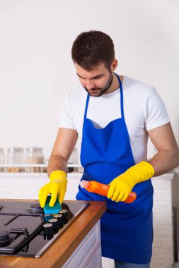 Young Men kauçuk koruyucu temizlik ve tencere Lehçe. Siyah