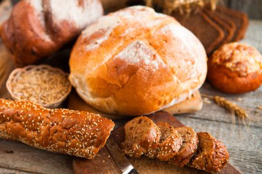 Taze ekmek ve buğday eski ahşap tablo