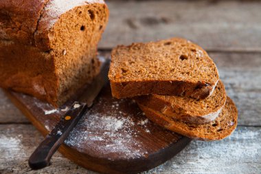 Farklı ekmek ve ekmek dilimleri. Gıda arka plan ve ahşap rus