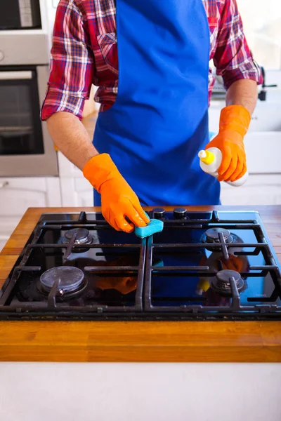 Man maakt het schoonmaken van de keuken. Jonge man wast een oven. Cleani — Stockfoto