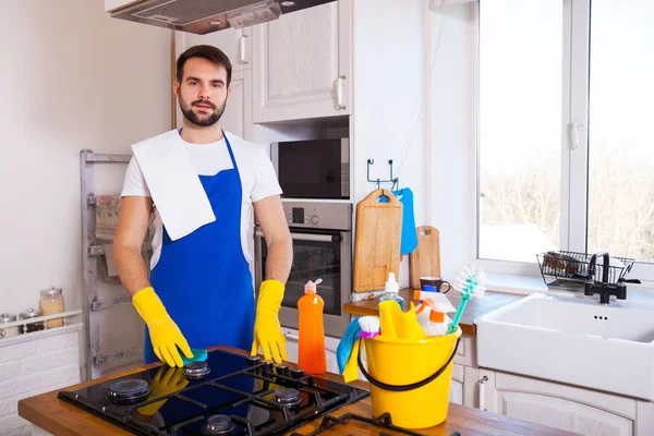 Young Men kauçuk koruyucu temizlik ve tencere Lehçe. Siyah — Stok fotoğraf