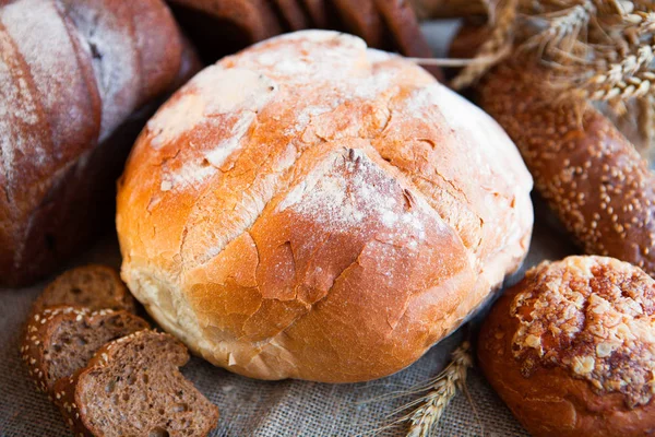 Primer plano del pan fresco tradicional sobre la mesa rústica — Foto de Stock