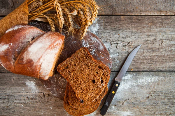 Diferentes rebanadas de pan. Fondo alimenticio y rus de madera — Foto de Stock