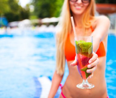 Bikini el ile kokteyl cam çilek mojito kadında 