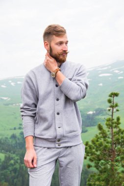 Hipster adam dağın zirvesinde. Kavramsal tasarım.