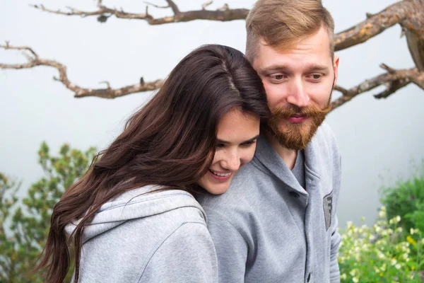 Porträt glückliches lächelndes verliebtes Paar, schönes Paar umarmt — Stockfoto