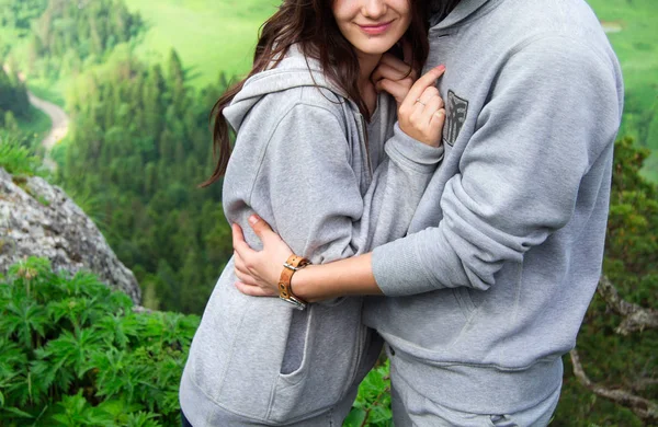 Glückliches junges lächelndes verliebtes Paar, schönes Paar umarmt sich in — Stockfoto