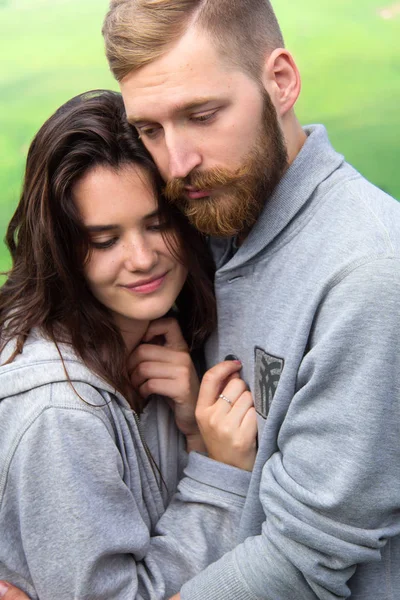 Porträt glückliches lächelndes verliebtes Paar, schönes Paar Hipster — Stockfoto