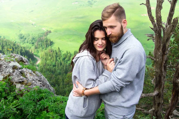 Glückliches junges lächelndes verliebtes Paar, schönes Paar umarmt sich in — Stockfoto