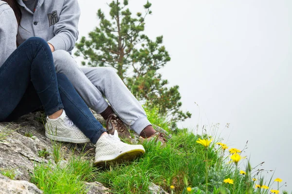 Nahaufnahme, verliebtes Paar, das auf einem Berg sitzt, sich umarmt und schaut — Stockfoto