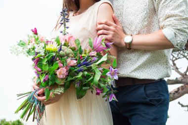 Elinde çift, aşk, damat ve gelin birlikte kapatın. Düğün