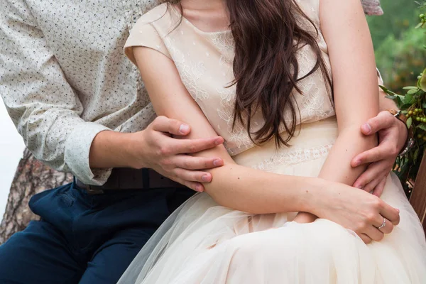 Hand in Hand verliebtes Paar, Bräutigam und Braut zusammen. Hochzeit — Stockfoto