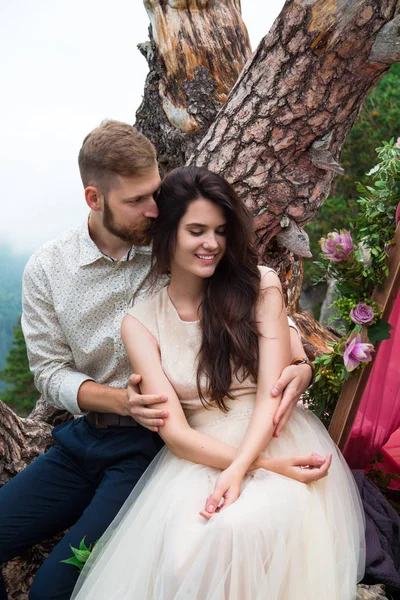 Verliebtes Paar, hinreißende Braut und stilvoller Bräutigam an der Spitze, feine — Stockfoto