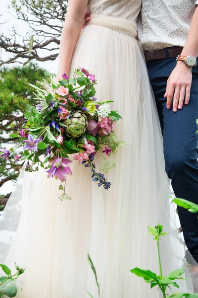 Hand in Hand verliebtes Paar, Bräutigam und Braut zusammen. Hochzeit — Stockfoto