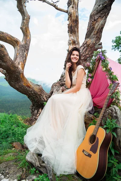 Schöne junge Braut lächelt in der Nähe von Felsen vor dem Hintergrund der — Stockfoto