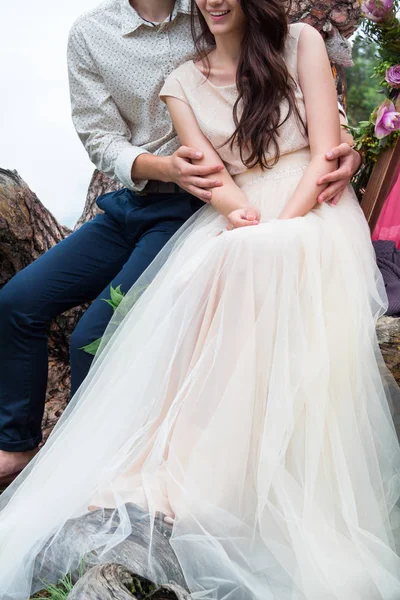Hand in Hand verliebtes Paar, Bräutigam und Braut zusammen. Hochzeit — Stockfoto