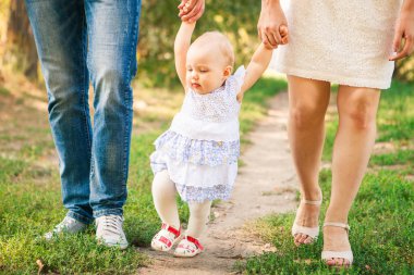 Açık bir yaz gününde vakit mutlu genç aile piknik