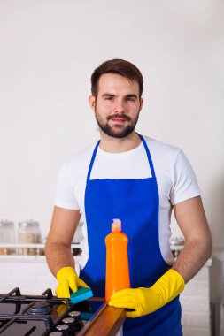 Young Men kauçuk koruyucu temizlik ve tencere Lehçe. Siyah