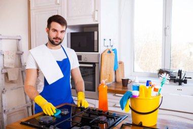 Young Men kauçuk koruyucu temizlik ve tencere Lehçe. Siyah