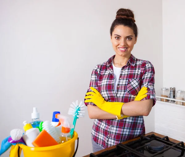 Jovem mulher bonita segurando ferramentas de limpeza e produtos em balde — Fotografia de Stock