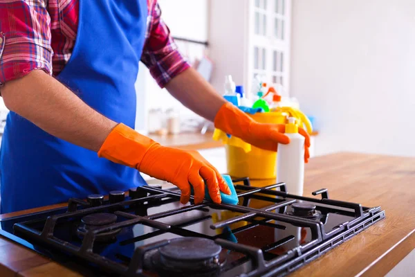 O homem faz a limpeza da cozinha. O jovem lava um forno. Cleani. — Fotografia de Stock