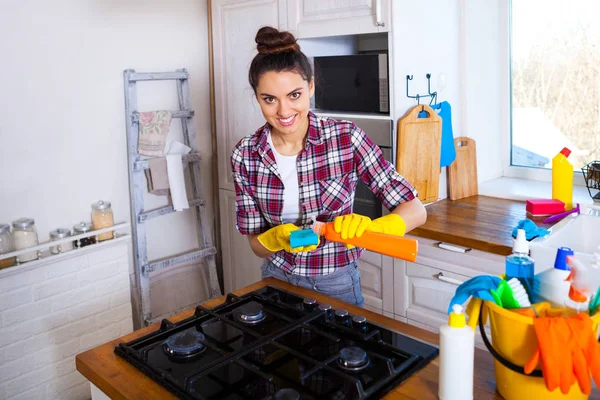 Beautiful young woman makes cleaning the house. Girl cleaning ki — Stock Photo, Image