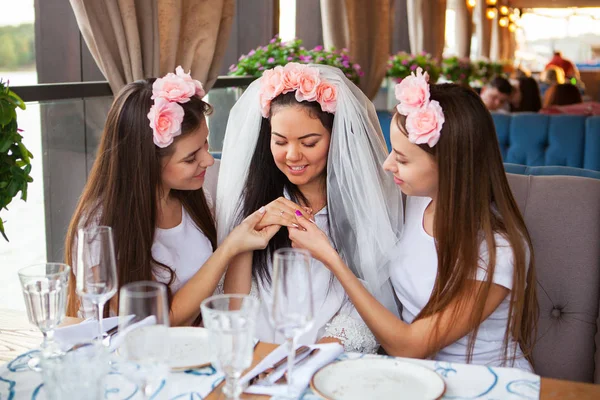 Gadis bahagia merayakan pesta lajang pengantin — Stok Foto