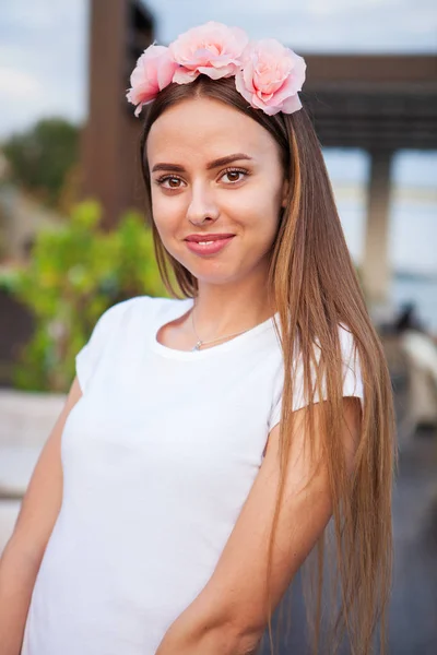 Mooie vrouw met bloemkrans. — Stockfoto