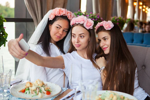 Tres mujeres felices tomando selfie en despedida de soltera en la cafetería —  Fotos de Stock