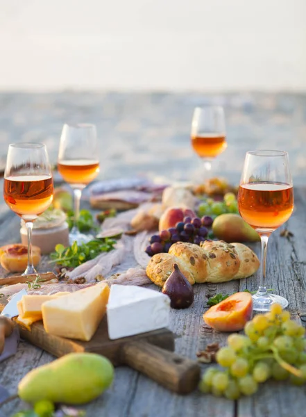 Picknick am Strand bei Sonnenuntergang im Boho-Stil, Essen und Trinken — Stockfoto