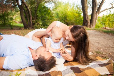 Açık bir yaz gününde vakit mutlu genç aile piknik