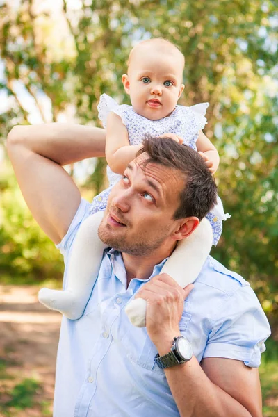 Feliz padre joven con niño pasar tiempo al aire libre en un verano —  Fotos de Stock