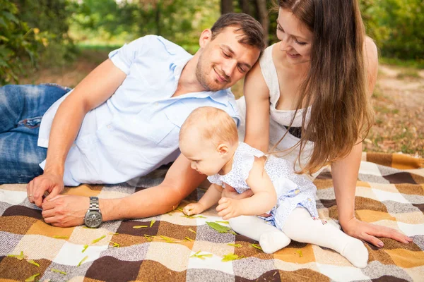 Feliz familia joven pasar tiempo al aire libre en un día de verano, picnic —  Fotos de Stock