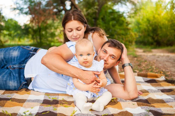 Feliz familia joven pasar tiempo al aire libre en un día de verano, picnic —  Fotos de Stock