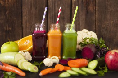 Detoks için çeşitli taze sıkılmış meyve suları