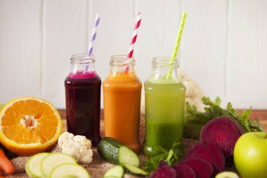 Taze sıkılmış meyve suyu şişelerde, yararlı vitamin horoz