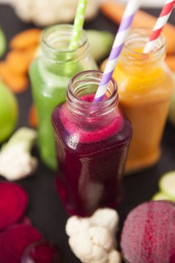 Detoks için çeşitli taze sıkılmış meyve suları