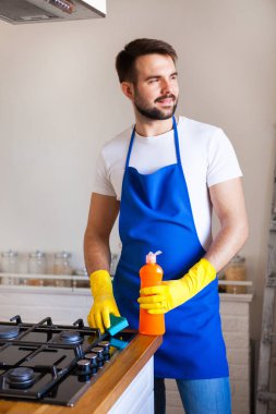 Young Men kauçuk koruyucu temizlik ve tencere Lehçe. Siyah