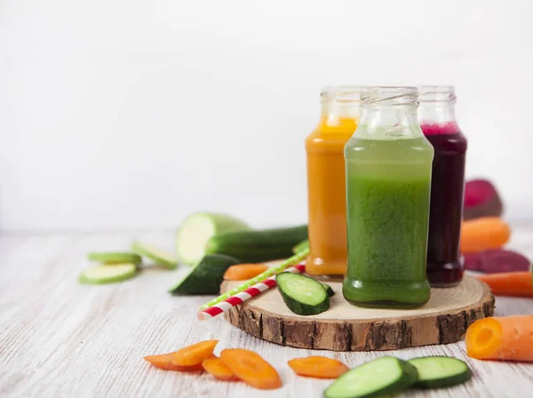 Frisch gepresster Gemüsesaft in Flaschen, nützlicher Vitaminhahn — Stockfoto