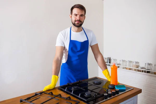 ゴムの保護の若い男性は、クリーニング、炊飯器を磨きます。ブラック — ストック写真